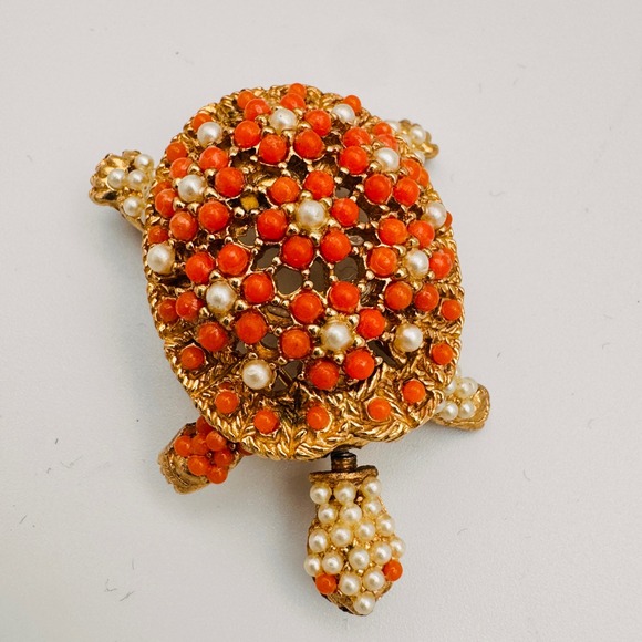 Vintage Ciner Turtle Brooch Gold Tone Coral And Pearl Beads 2 Inch
Head Moves - Picture 3 of 11